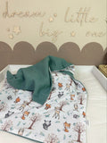 Weiche Babydecke Waldfreunde Waffelpique von AnTalin, gestrickt mit Waldmotiven, perfekt für Babys, in neutralen Farbtönen.