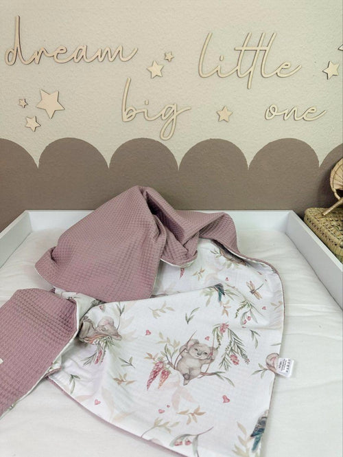 Weiche Babydecke Koala aus Waffelpique von AnTalin, kuschelig und weich, perfekt für Neugeborene und Babys.