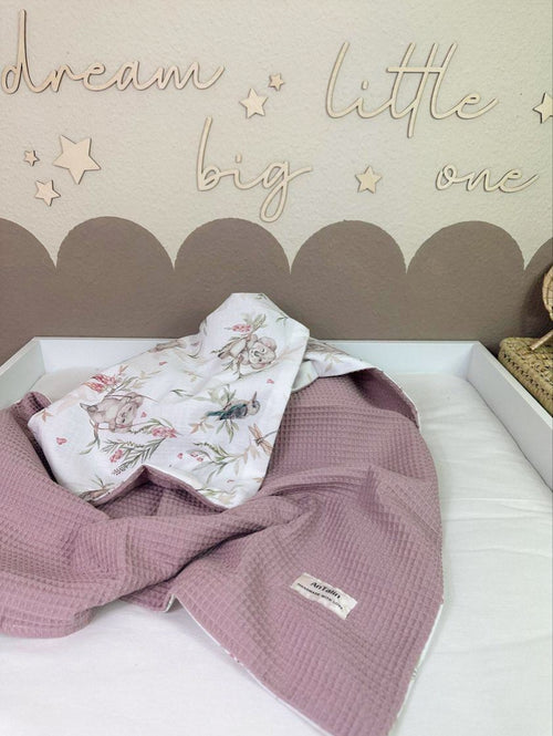 Weiche Babydecke Koala aus Waffelpique von AnTalin, mit niedlichem Koala-Design, perfekt für Neugeborene und Babys.
