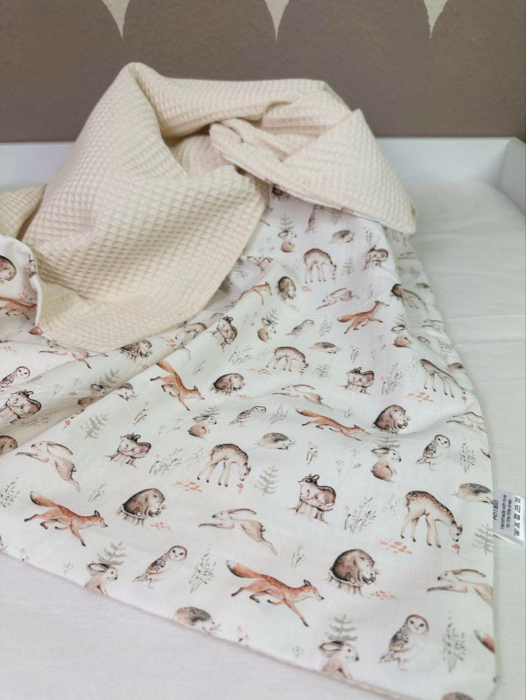 Weiche Babydecke Waldbewohner aus Waffelpique von AnTalin, mit Waldtier-Design, ideal für Neugeborene und Kleinkinder.