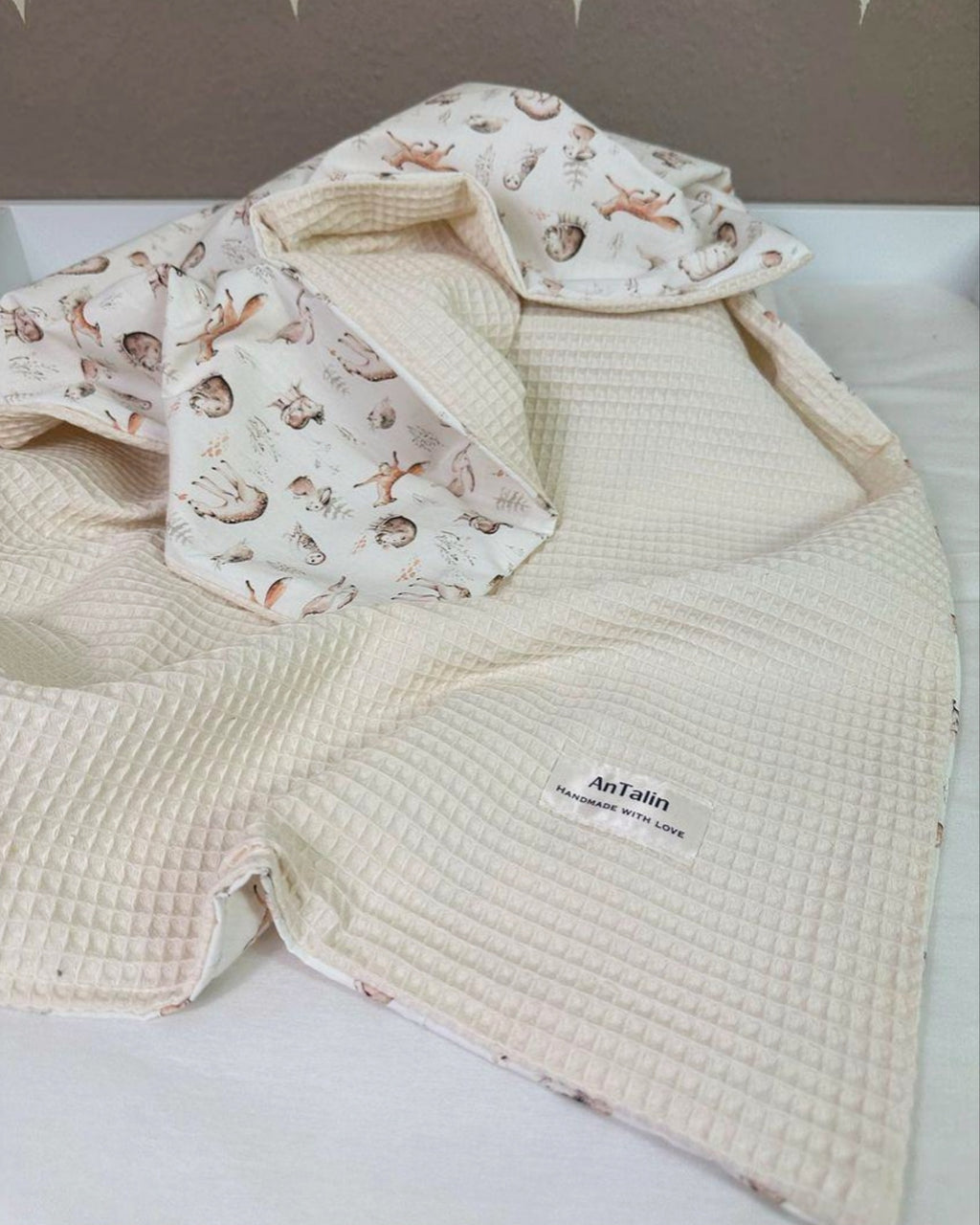 Weiche Babydecke Waldbewohner Waffelpique von AnTalin mit Waldtiermotiven, ideal für Neugeborene und Babys.
