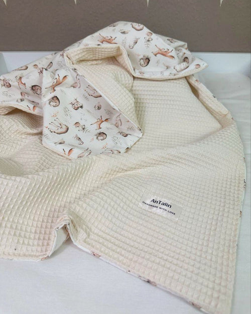 Weiche Babydecke Waldbewohner Waffelpique von AnTalin mit Waldtiermotiven, ideal für Neugeborene und Babys.