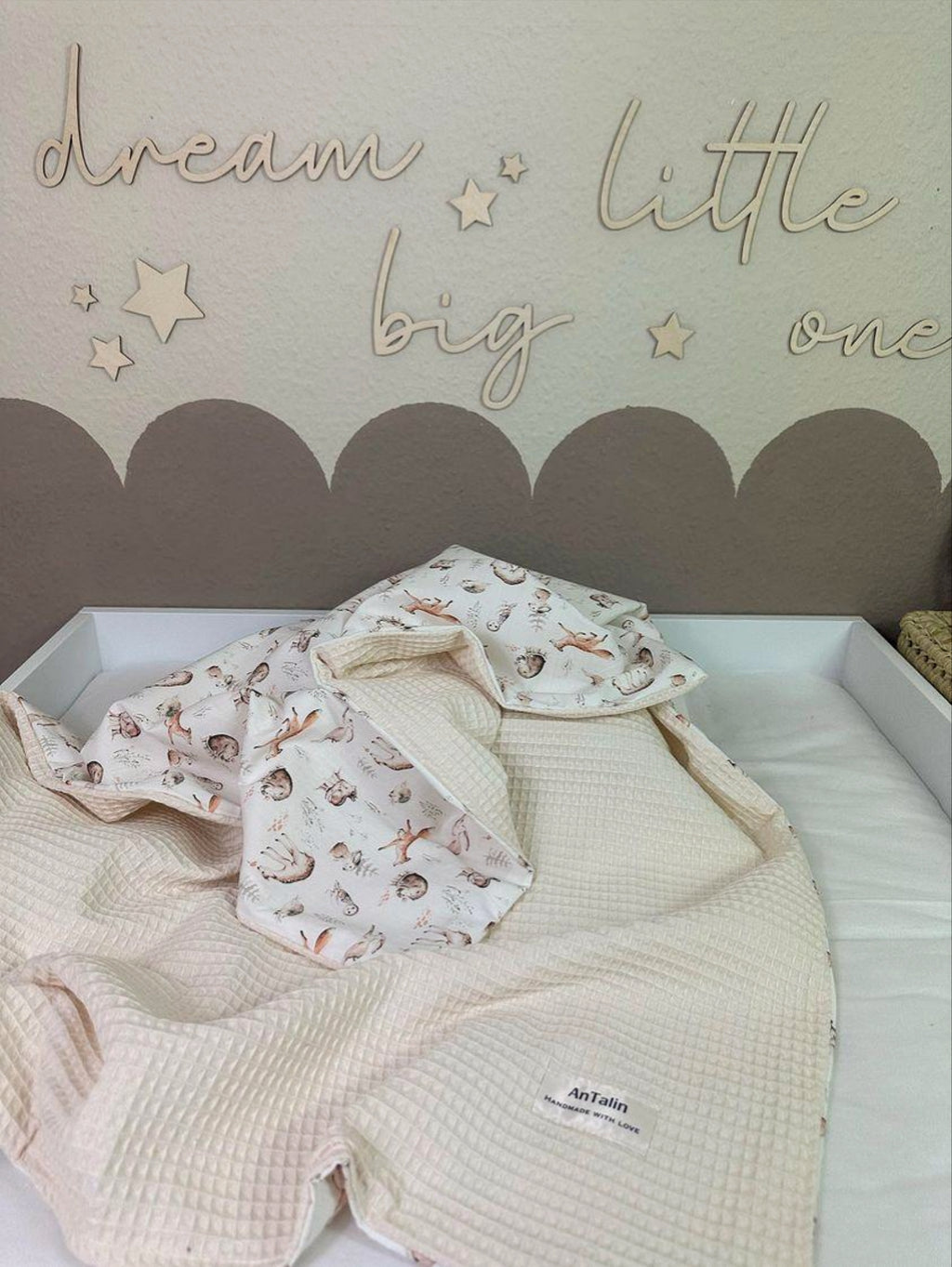 Weiche Babydecke Waldbewohner aus Waffelpique von AnTalin, mit Waldfiguren, für Neugeborene und Babys.