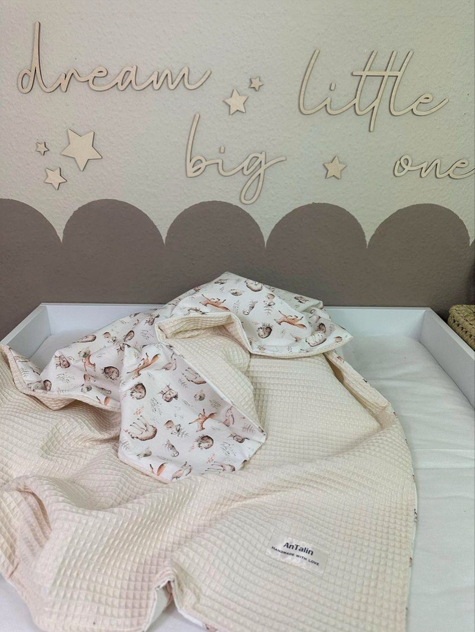 Weiche Babydecke Waldbewohner aus Waffelpique von AnTalin, mit Waldfiguren, für Neugeborene und Babys.