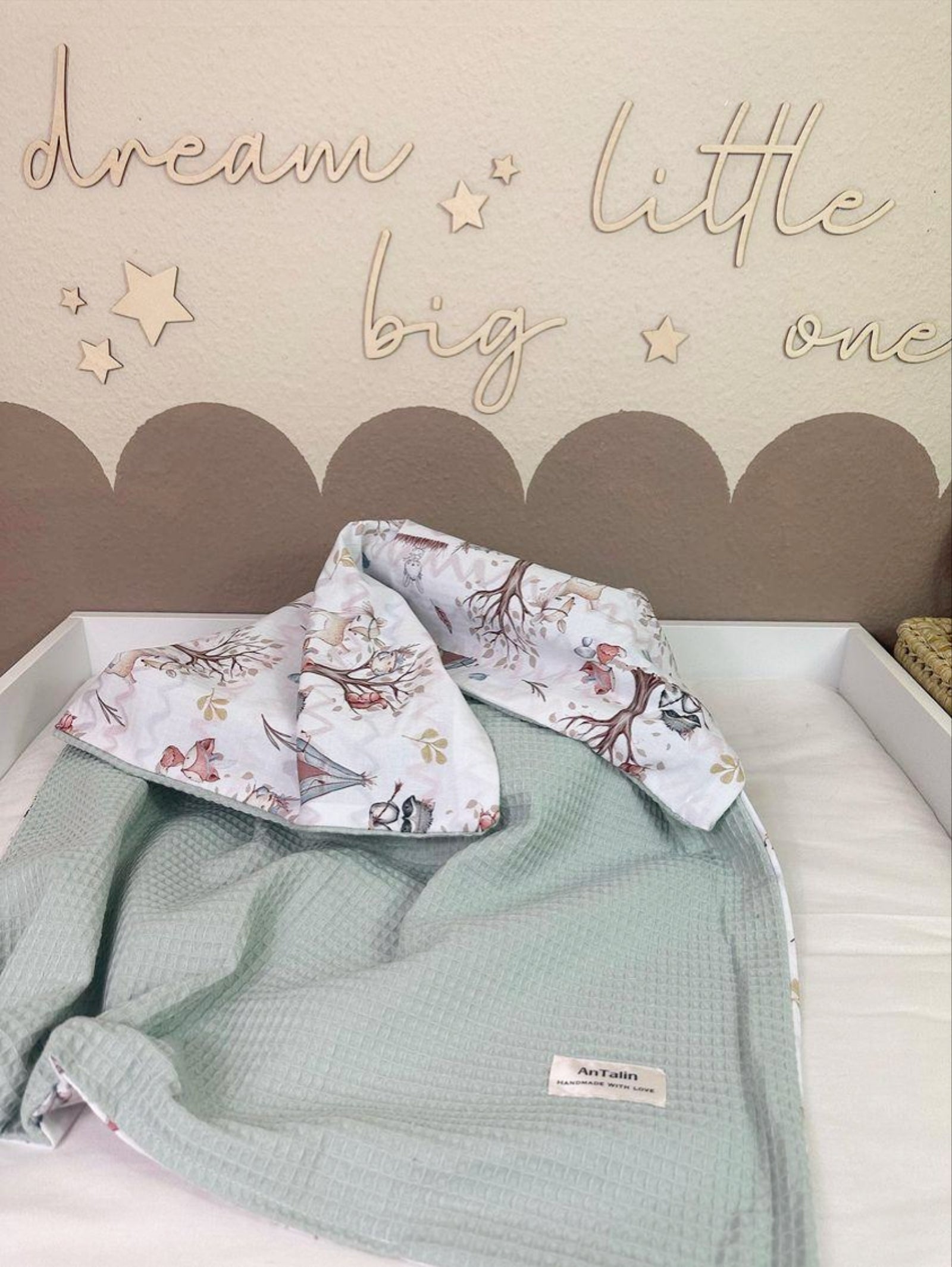 Weiche Babydecke mit Waldtier-Motiven von AnTalin, kuscheliges Decken-Design für Neugeborene und Babys.