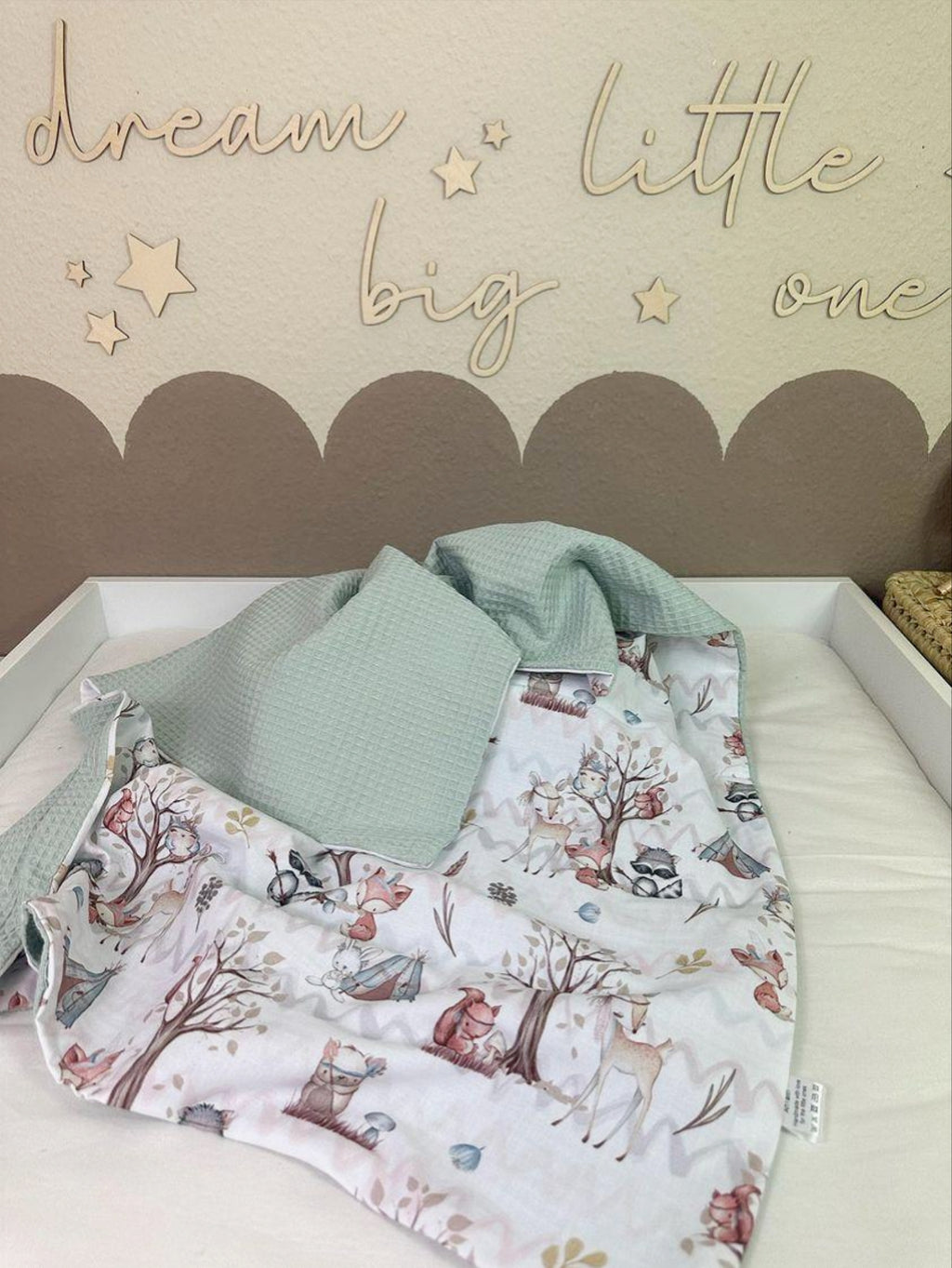Weiche Babydecke mit Waldtieren von AnTalin, kuscheliges Deckenmuster mit bunten Tiermotiven für Neugeborene.