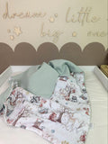 Weiche Babydecke mit Waldtieren von AnTalin, kuscheliges Deckenmuster mit bunten Tiermotiven für Neugeborene.