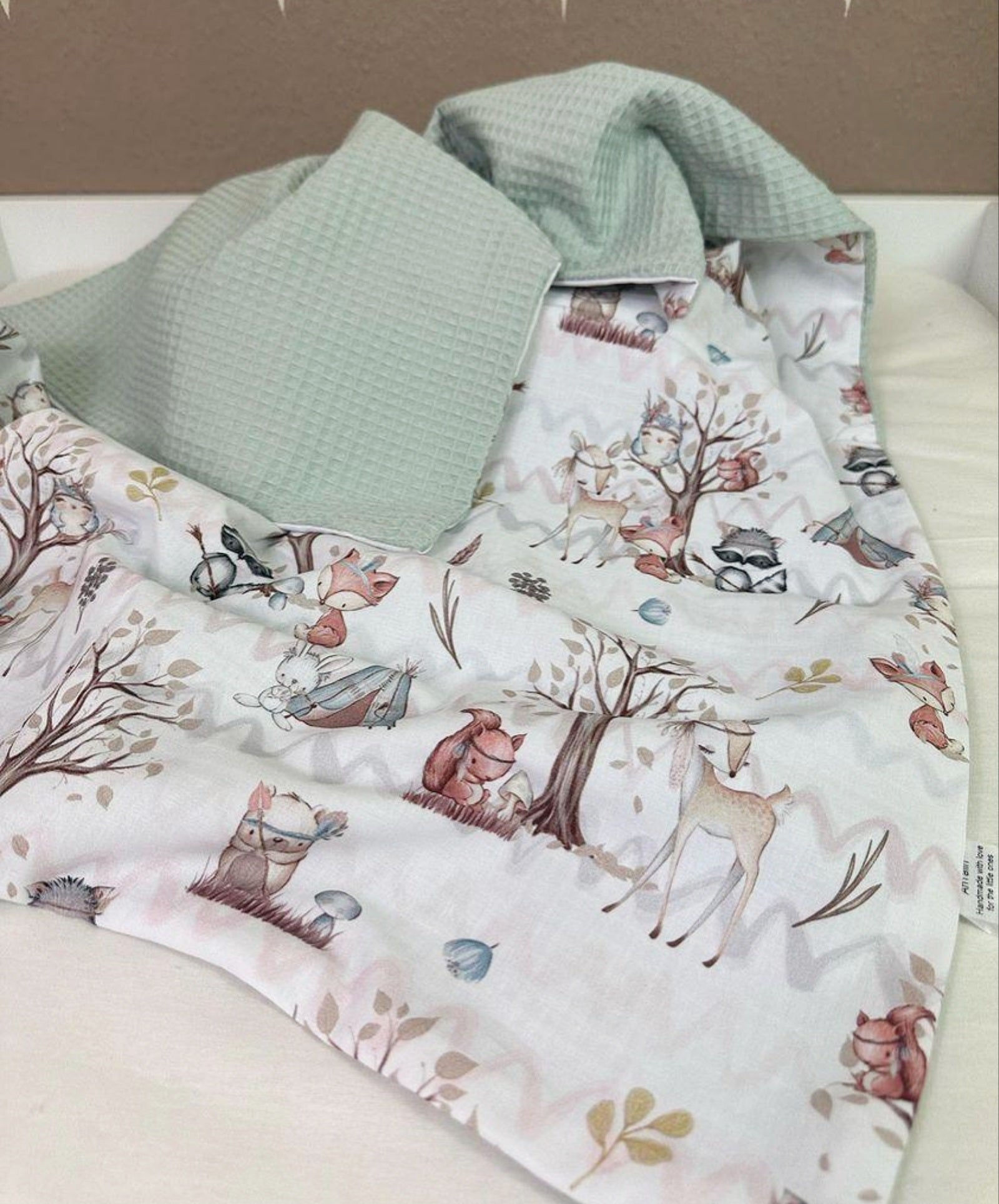 Weiche Babydecke mit Waldtiere-Motiv von AnTalin, kuscheliges Stoffdesign für neugeborene und Kleinkinder.