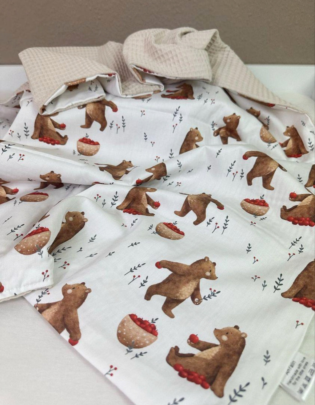 Weiche Babydecke von AnTalin, beery bear Waffelpique, kuschelig und atmungsaktiv für Neugeborene und Babys.