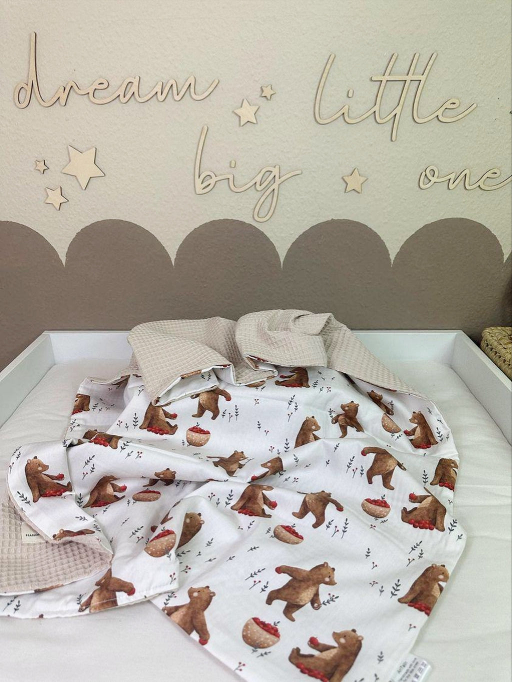 Weiche Babydecke Beery Bear Waffelpique von AnTalin, kuschelig und bequem, mit Waffelmuster für Neugeborene und Babys