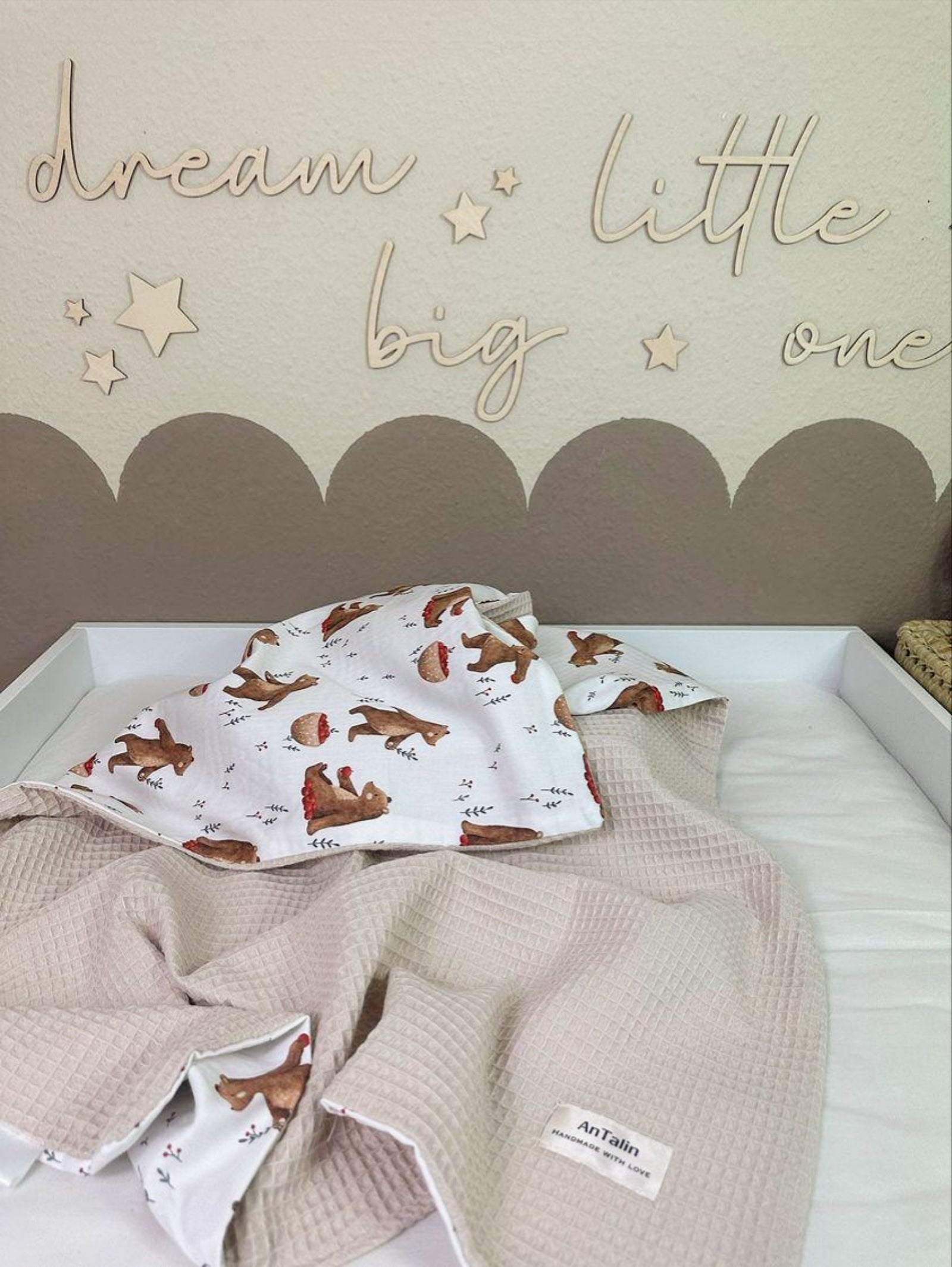 Weiche Babydecke Beery Bear Waffelpique von AnTalin, kuscheliges Waffelmuster, geeignet für Neugeborene und Kleinkinder
