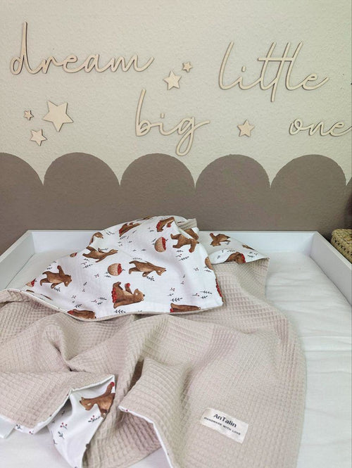 Weiche Babydecke Beery Bear Waffelpique von AnTalin, kuscheliges Waffelmuster, geeignet für Neugeborene und Kleinkinder