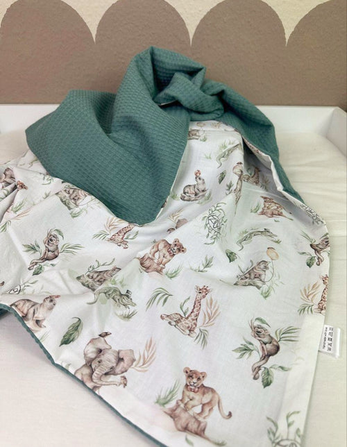 Weiche Babydecke Dschungeltiere von AnTalin aus Waffelpique, mit Dschungelmotiven, ideal für Neugeborene und Kleinkinder.