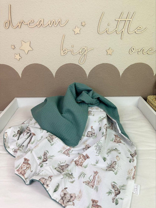 Weiche Babydecke mit Dschungeltiere-Motiv aus Waffelpique von AnTalin, ideal für Neugeborene und Babys.