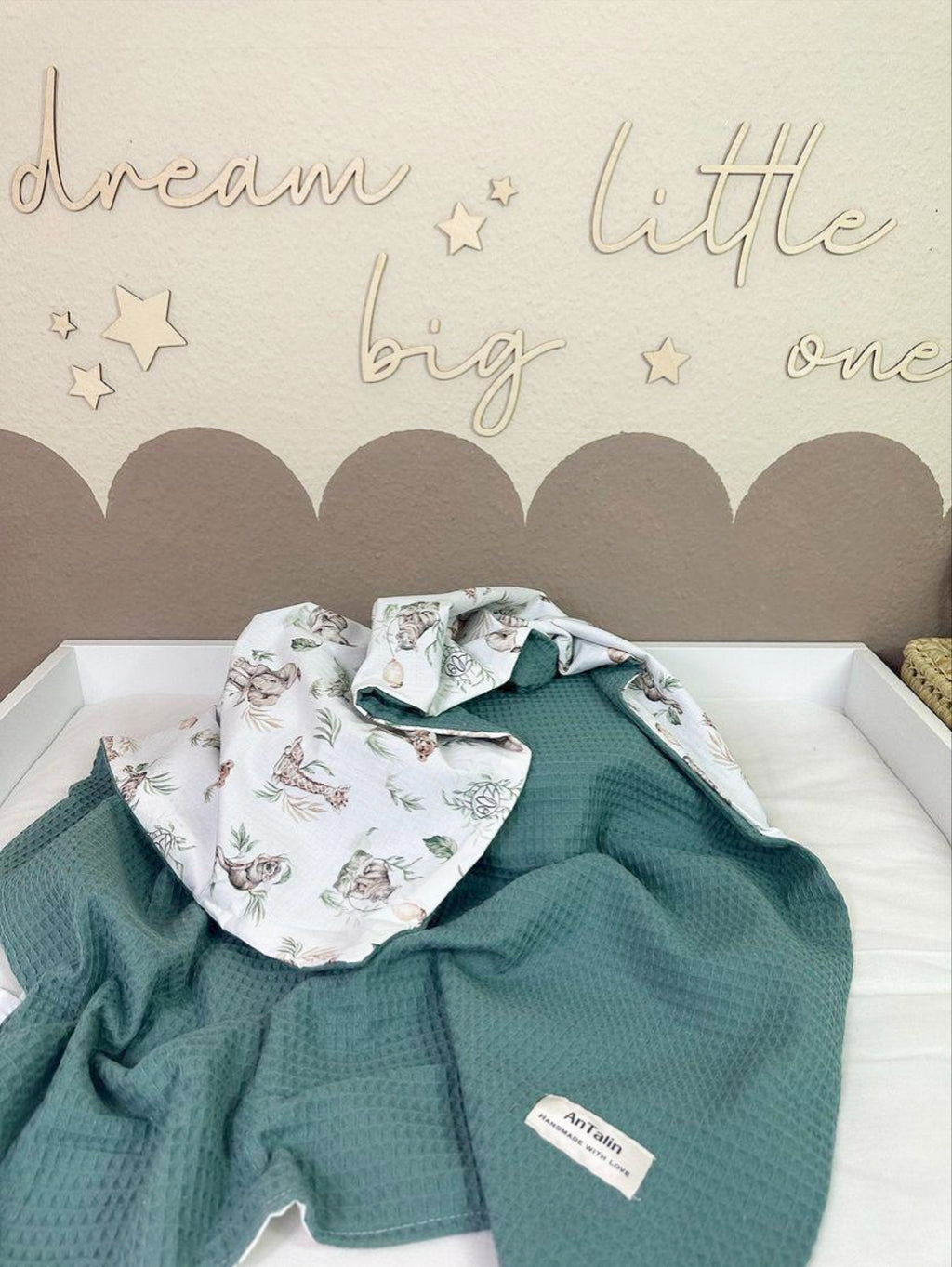 Weiche Babydecke mit Dschungeltiere Muster aus Waffelpique von AnTalin, ideal für kuschelige Momente für Babys.