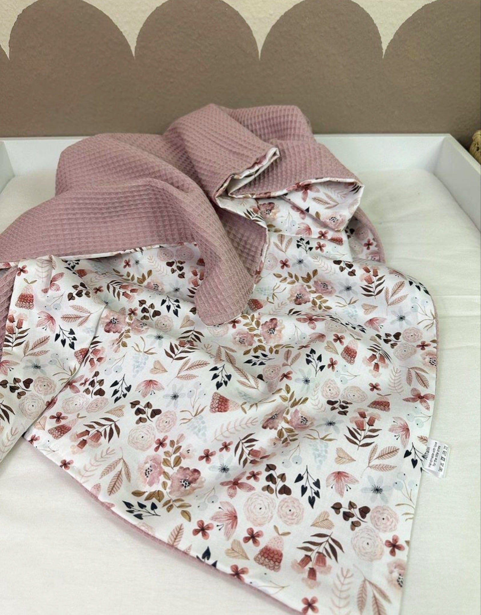 Weiche Babydecke von AnTalin mit Blumenmuster in Altrosa und Waffelpique-Design, perfekt für Neugeborene und Kleinkinder.