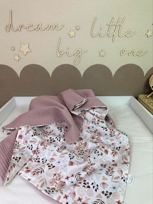 Weiche Babydecke mit Blumenmuster in Altrosa aus Waffelpique von AnTalin, zeigt die florale Textur und das angenehme Material.