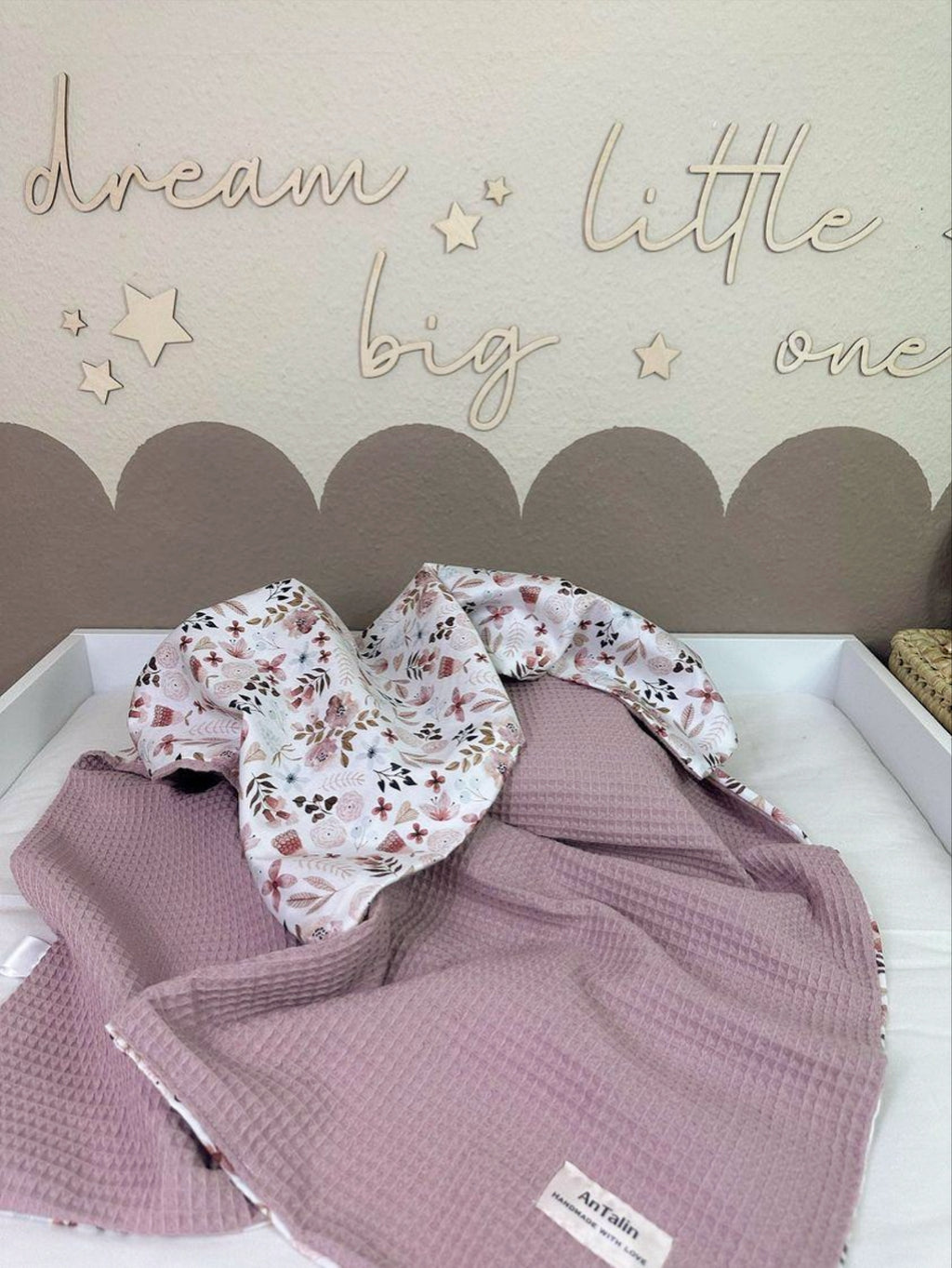 Weiche Babydecke von AnTalin mit Blumenmuster in Altrosa und Waffelpique-Textur, perfekt für kuschelige Momente.