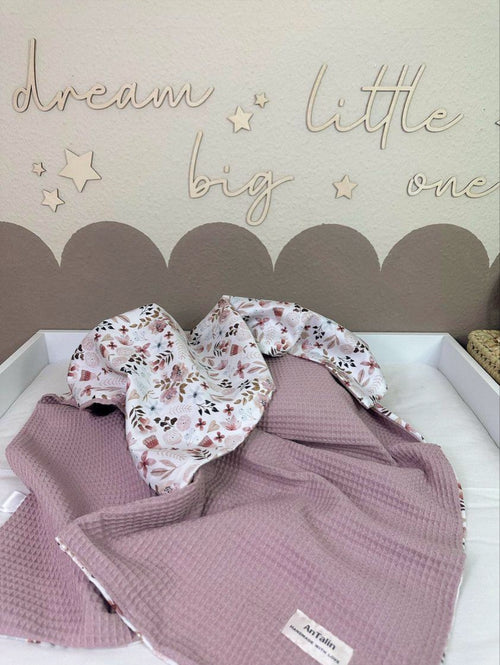 Weiche Babydecke von AnTalin mit Blumenmuster in Altrosa und Waffelpique-Textur, perfekt für kuschelige Momente.