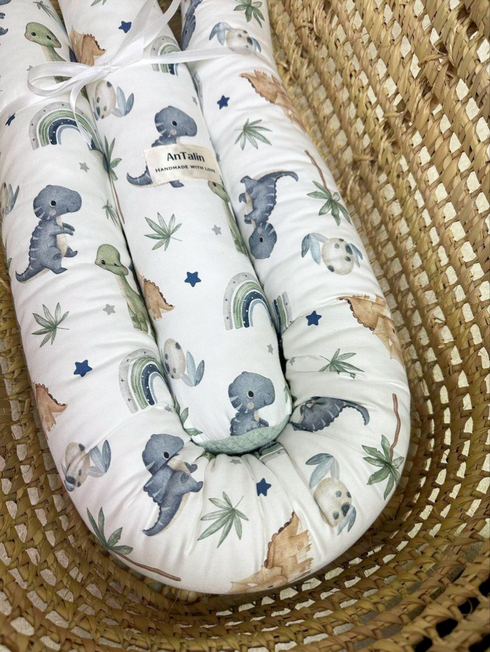 Kleine Dino-Wickeltischumrandung von AnTalin, weiche und sichere Polsterung für Wickelbereich, mit bunten Dino-Motiven.