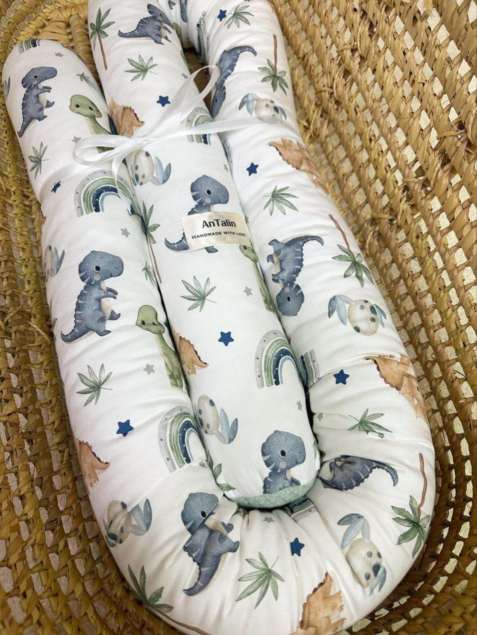 Wickeltischumrandung mit kleinen Dinosauriern von AnTalin, weiche und sichere Polsterung für Baby-Wickeltisch