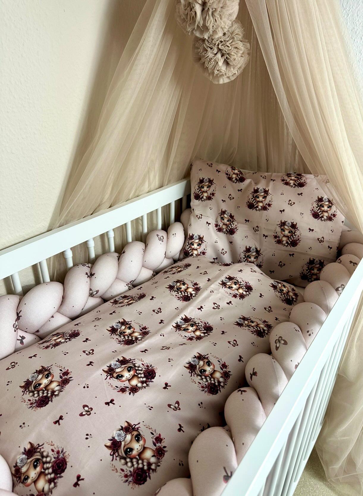 Geflochtene Bettschlange in Uni-Design von AnTalin, weiche Textur und schlichte Farbgestaltung für Kinderbett oder Schlafbereich.