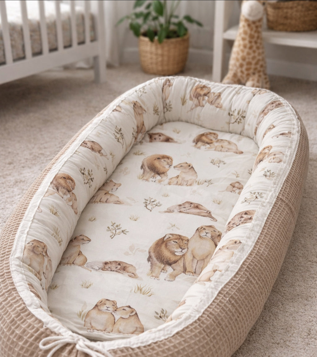 Nestchen mit Löwenfamilie, weiches Baby- und Kleinkind-Accessoire von AnTalin, mit bunten Löwenmotiven und angenehmer Polsterung