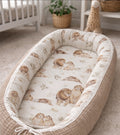 Nestchen mit Löwenfamilie, weiches Baby- und Kleinkind-Accessoire von AnTalin, mit bunten Löwenmotiven und angenehmer Polsterung