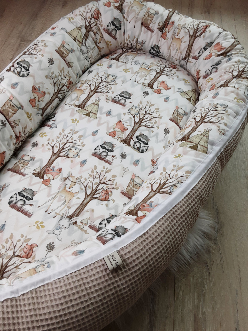 Weiches Nestchen mit Waldtier-Motiv für Baby und Kleinkind, von AnTalin, schützt und sorgt für Komfort im Kinderbett.