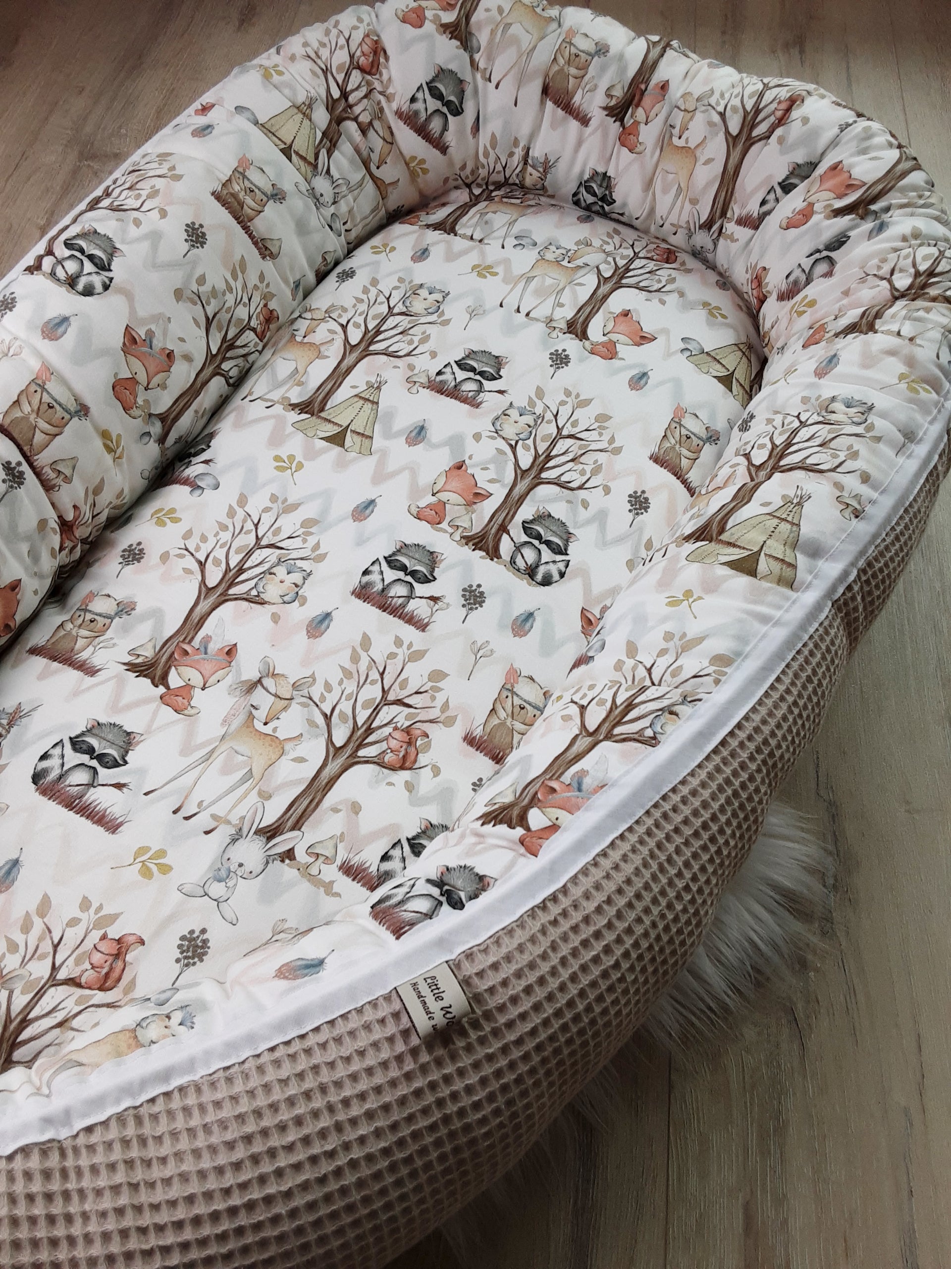 Weiches Nestchen mit Waldtier-Motiv für Baby und Kleinkind, von AnTalin, schützt und sorgt für Komfort im Kinderbett.