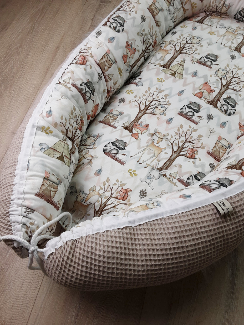 Weiches Nestchen mit Waldtiere-Motiv von AnTalin für Baby und Kleinkind, schützt und sorgt für Komfort im Kinderbett