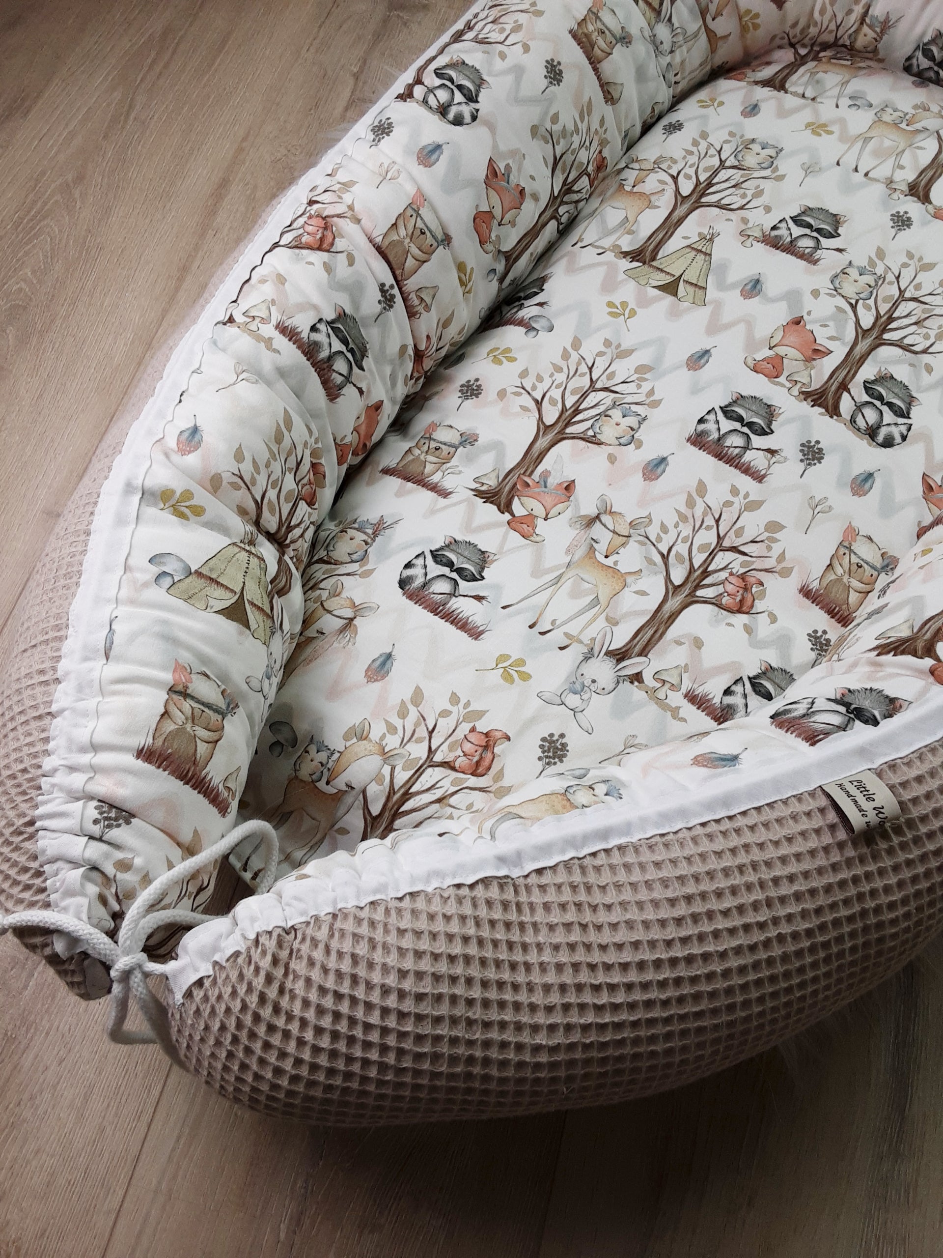 Weiches Nestchen mit Waldtiere-Motiv von AnTalin für Baby und Kleinkind, schützt und sorgt für Komfort im Kinderbett