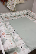 Weiche Wickelauflage mit kleinem Wal-Design von AnTalin, ideal für Babys. Bunte Stoffauflage mit Wal-Motiv.
