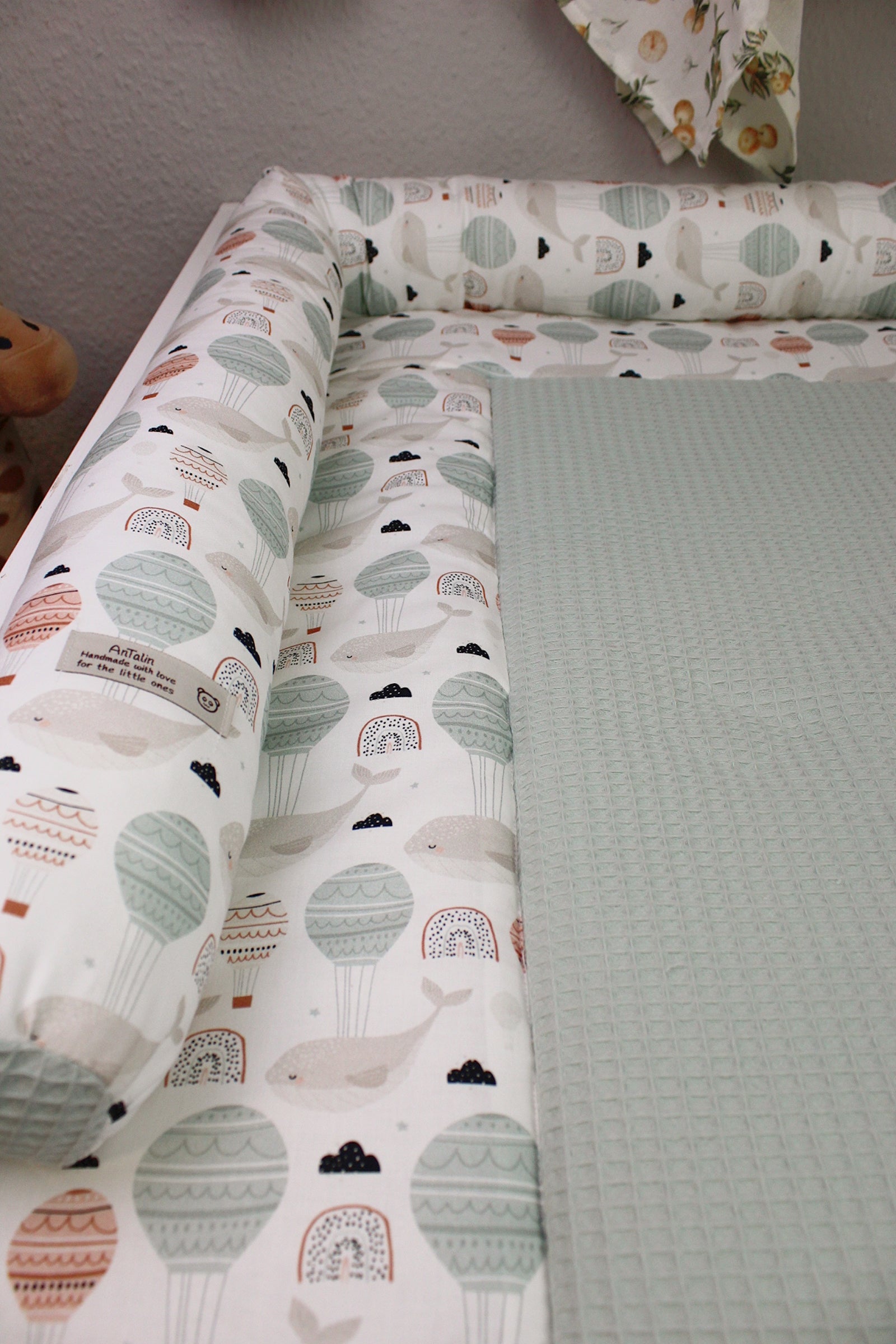 Wickeltischumrandung kleiner Wal von AnTalin, weiche Polsterung mit niedlichem Wal-Design für Babywickelplatz