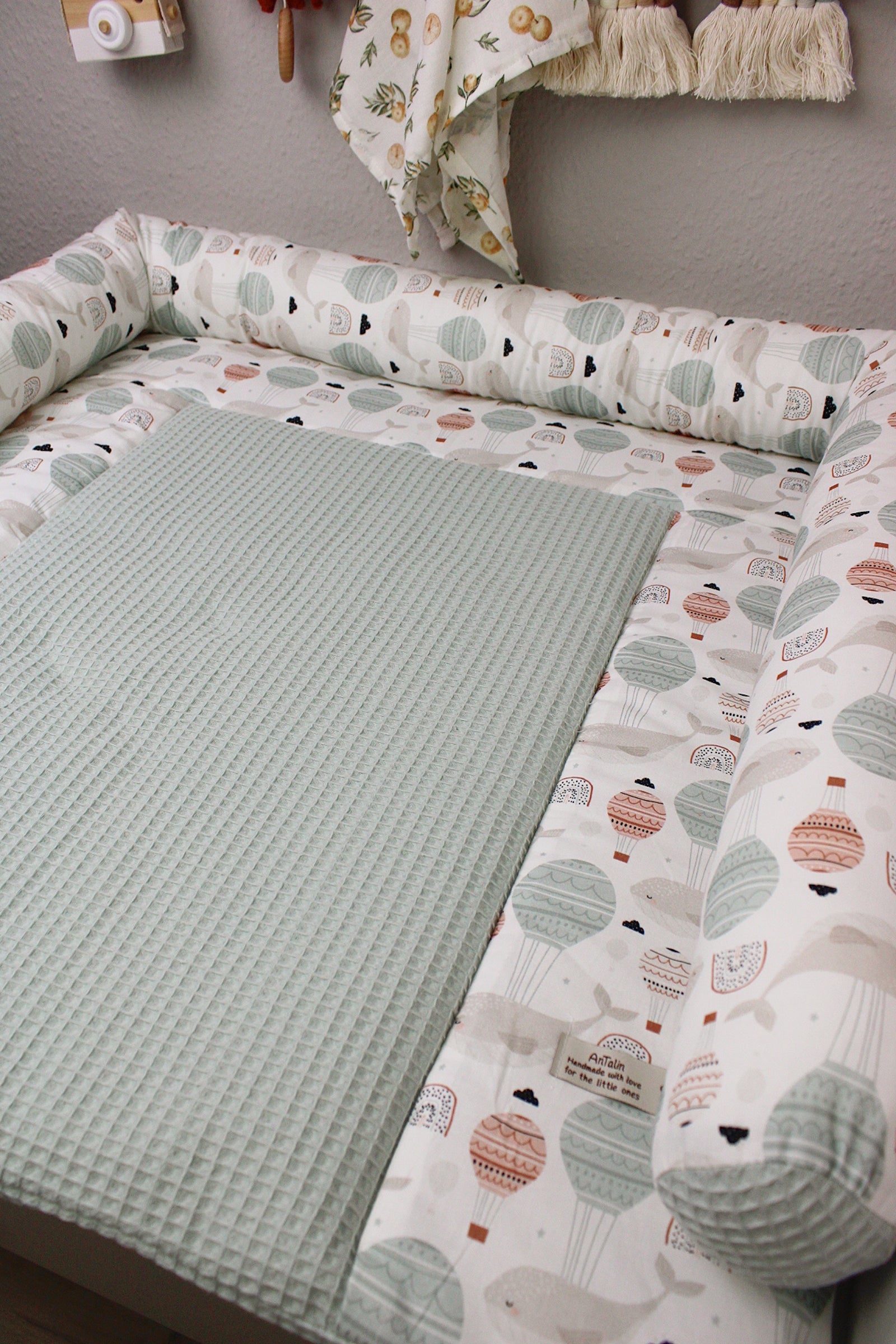 Wickeltischumrandung kleiner Wal von AnTalin, weiche Stoffumrandung mit Wal-Motiv für Baby-Wickeltisch, bunte Stoffe und niedliches Design