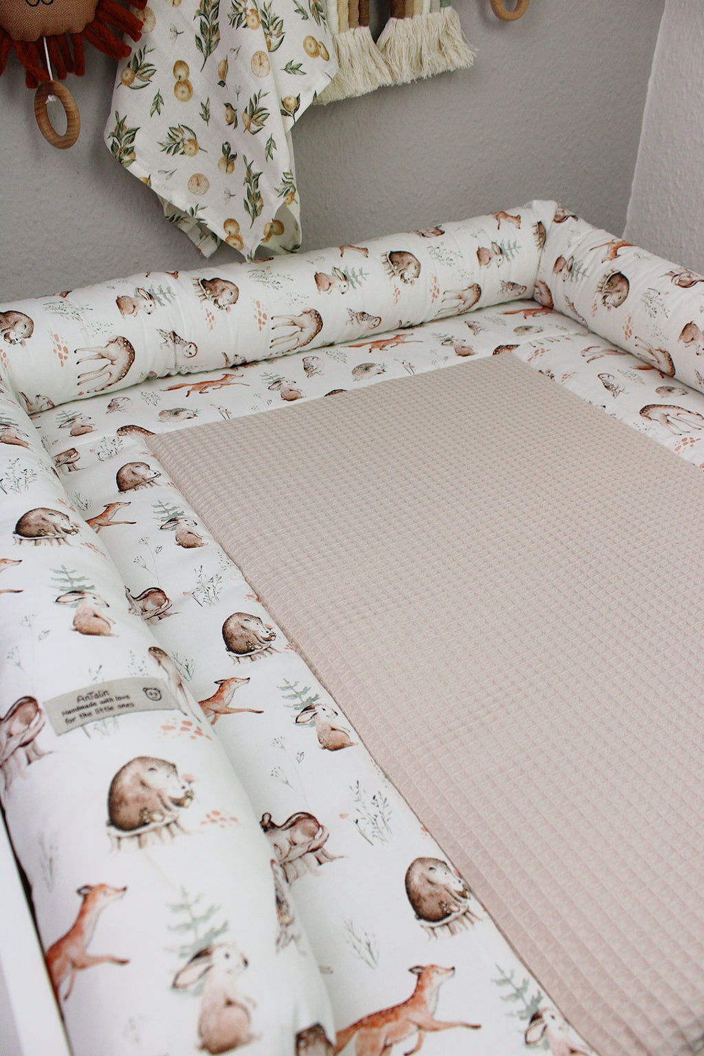 Wickelauflage kleine Waldbewohner von AnTalin mit Waldfiguren, weiche Oberfläche, ideal für Baby-Wickelkommode, Naturdesign