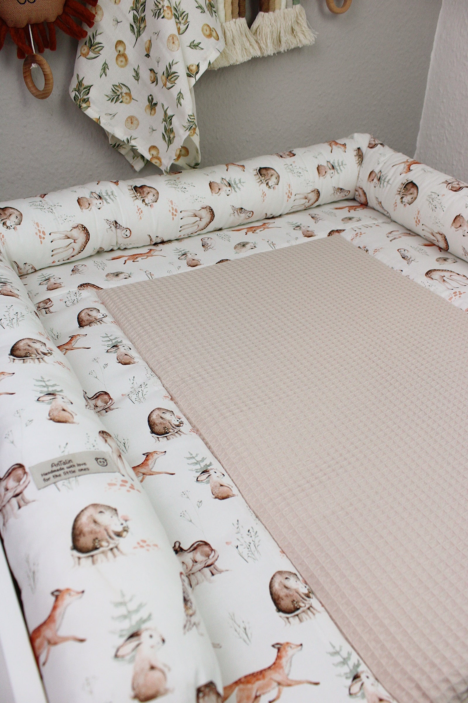 Wickelauflage kleine Waldbewohner von AnTalin mit Waldfiguren, weiche Oberfläche, ideal für Baby-Wickelkommode, Naturdesign