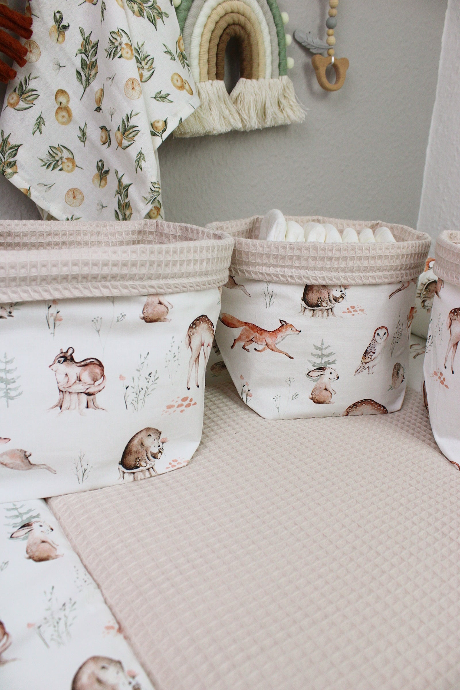 Buntes Utensilo mit Waldbewohner-Motiv von AnTalin, aus Stoff gefertigt, ideal für Küchen- oder Kinderzimmeraufbewahrung.