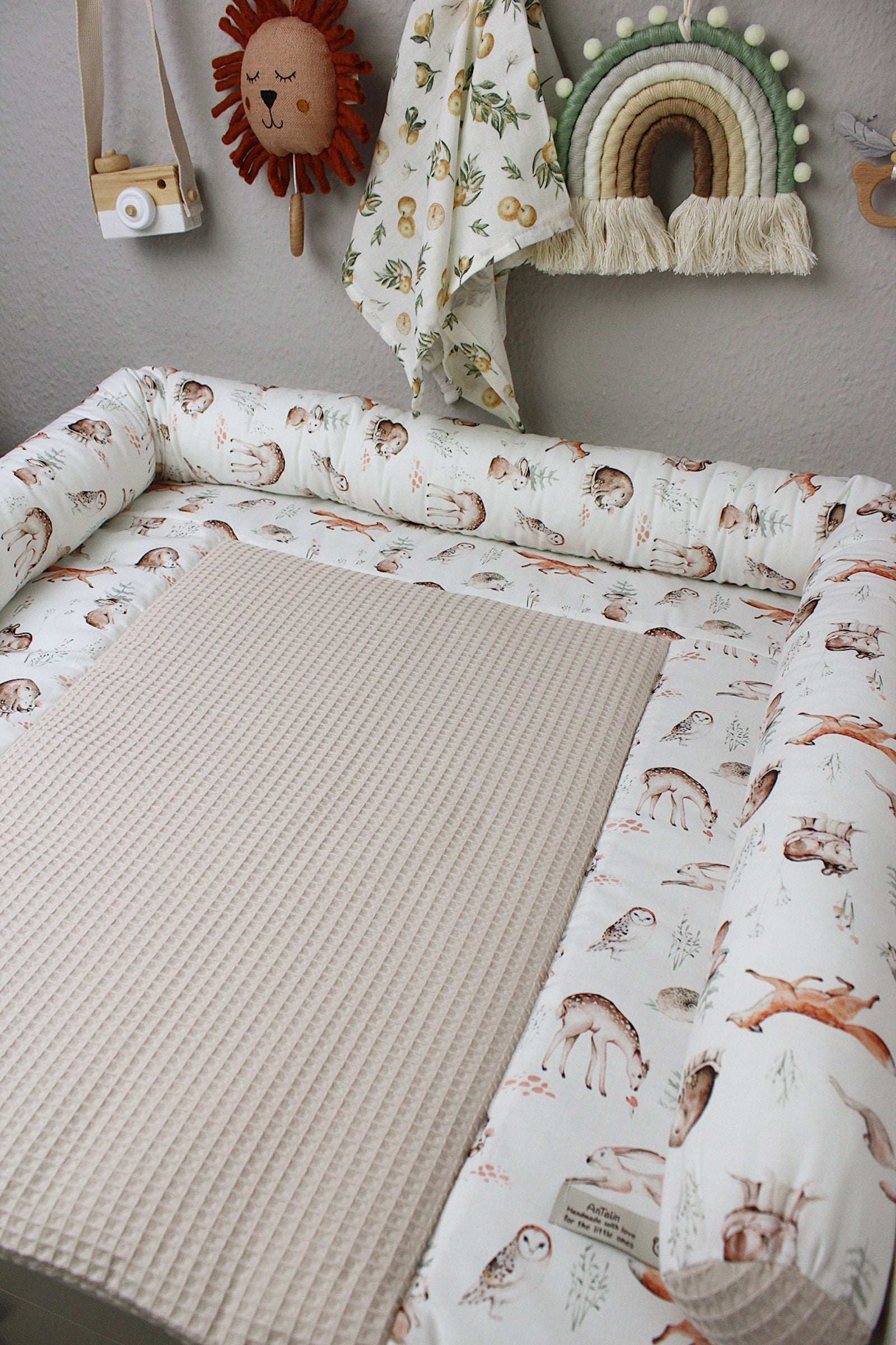 Wickelauflage kleine Waldbewohner von AnTalin mit Waldfreunden und buntem Design auf weicher Oberfläche
