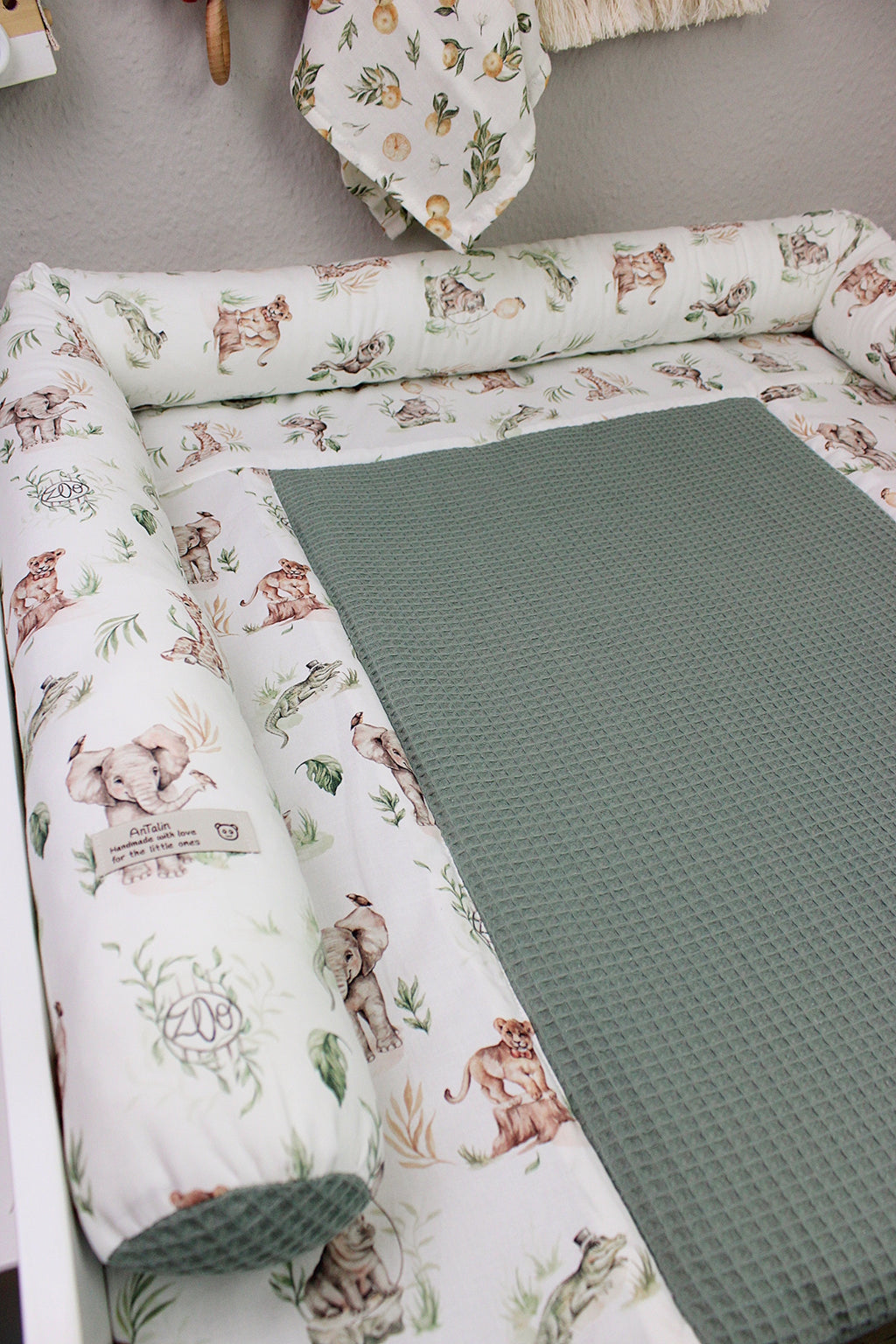 Wickelauflage mit Dschungeltiere von AnTalin, weiches Polster mit bunten Dschungelmotiven, ideal für das Wickeln von Babys