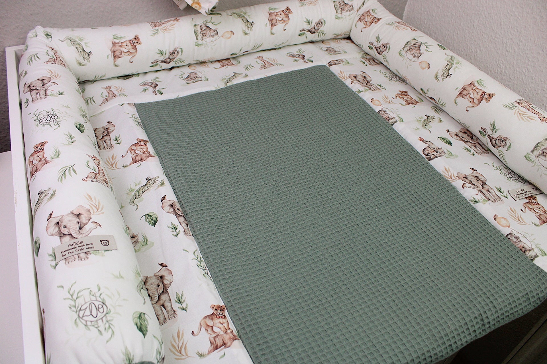 Wickelauflage mit Dschungeltiere-Design von AnTalin, weiche Oberfläche mit bunten Dschungelmotiven für Babys.
