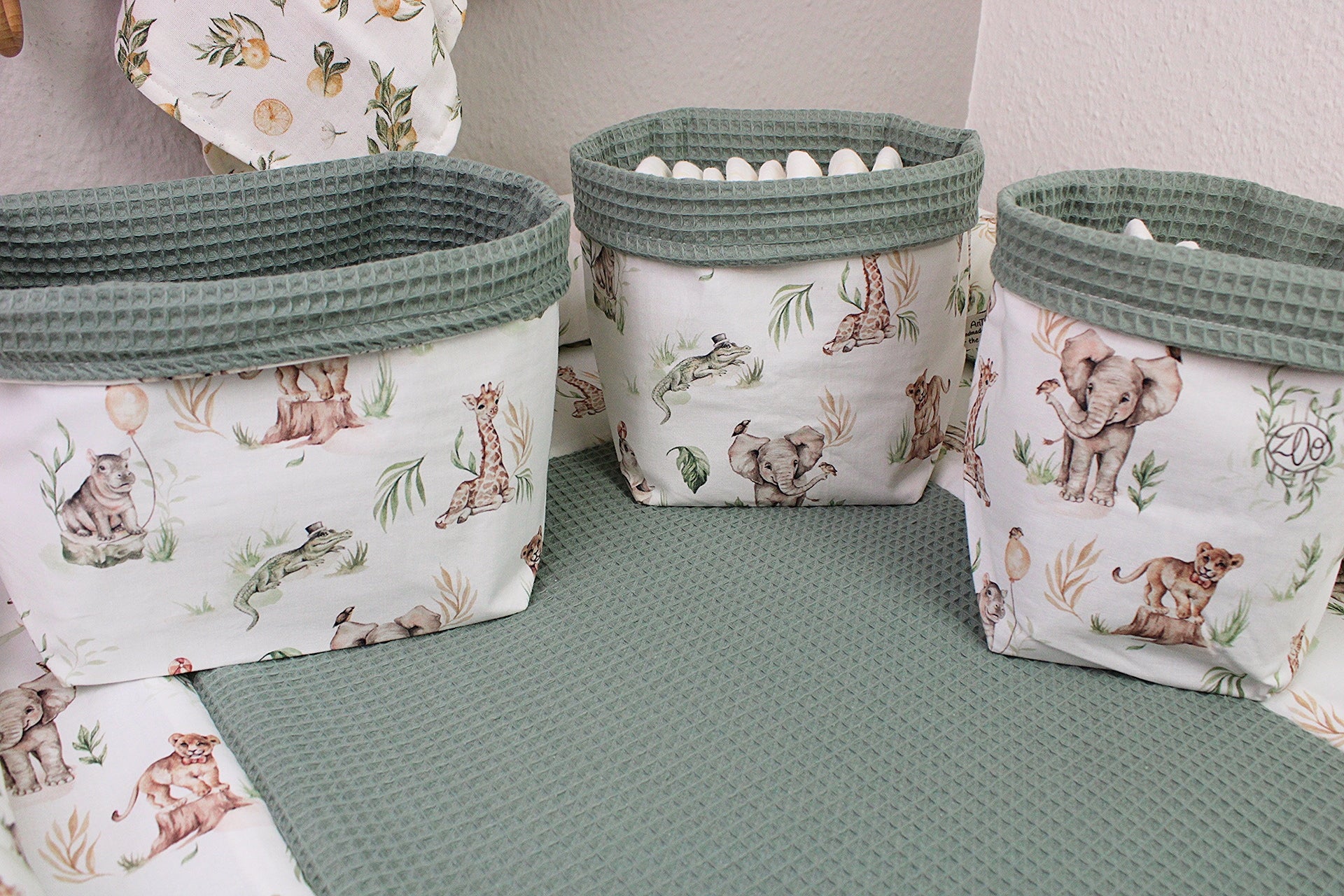 Bunte AnTalin Utensilo mit Dschungeltiere-Design, ideal für Küchenorganisation, aus Stoff mit bunten Tiermotiven.