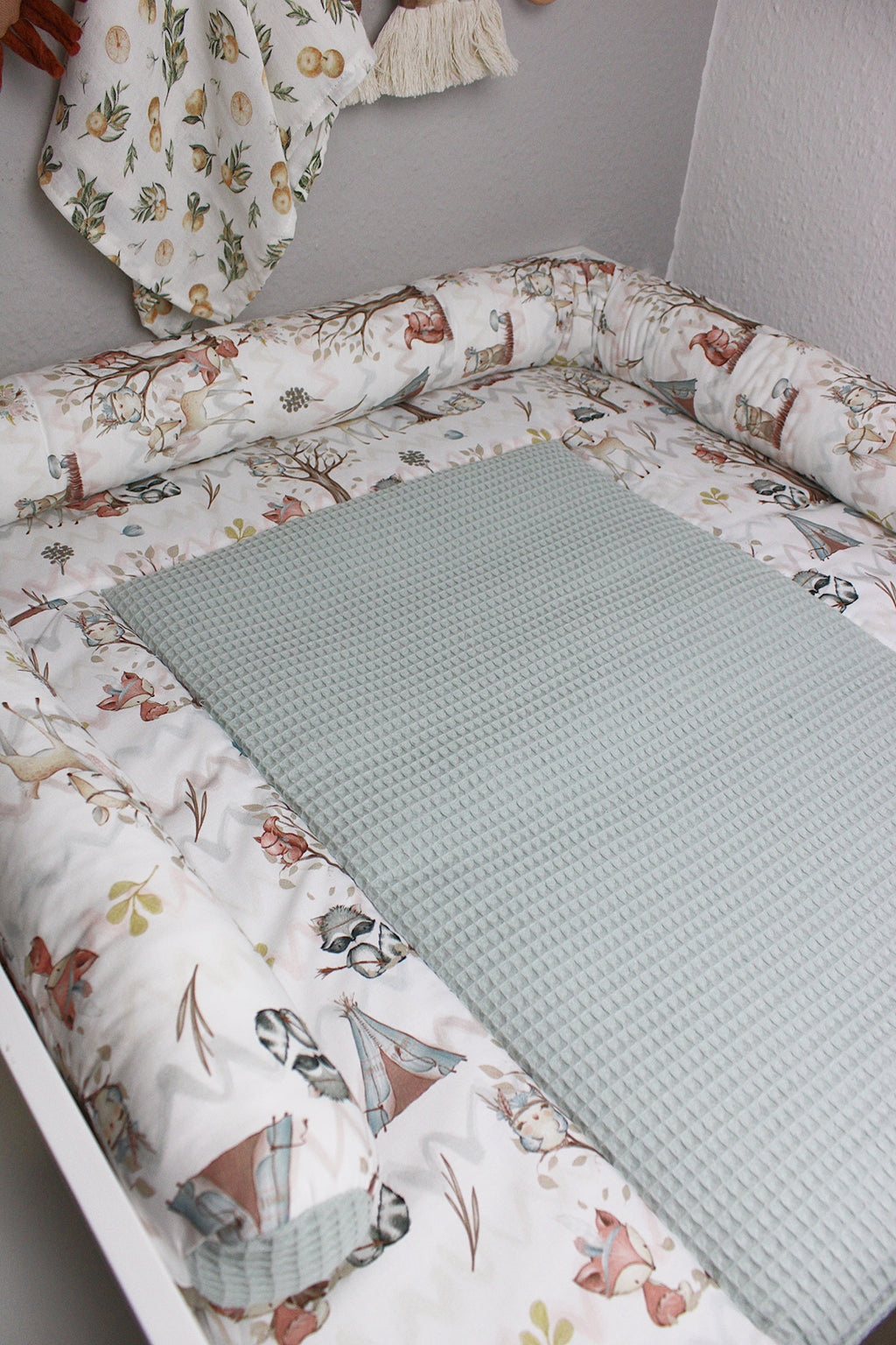 Wickeltischumrandung mit Waldtieren von AnTalin, weiche Polsterung und kindgerechtes Waldmotiv, ideal für Baby-Wickeltisch