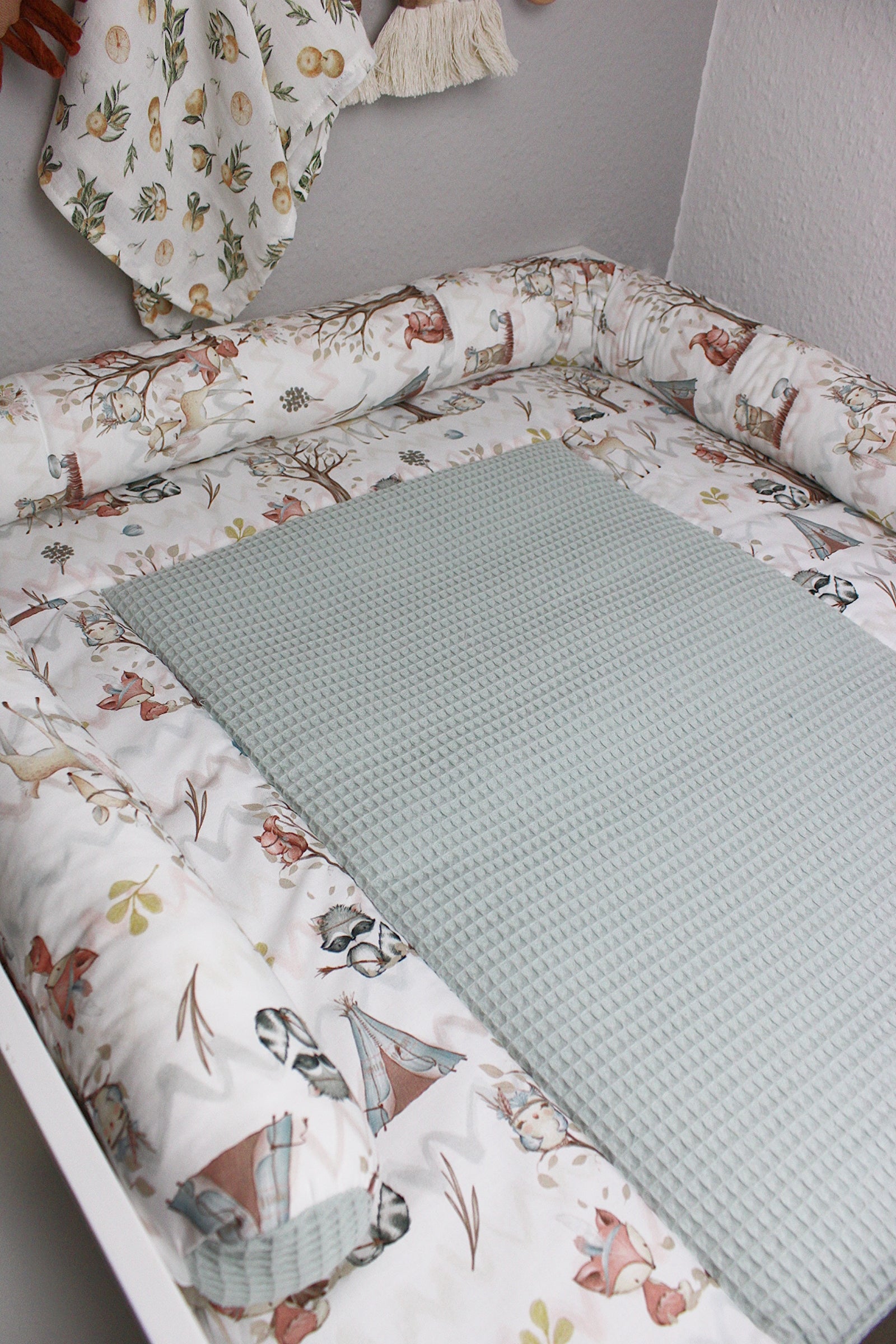 Wickeltischumrandung mit Waldtieren von AnTalin, weiche Polsterung und kindgerechtes Waldmotiv, ideal für Baby-Wickeltisch