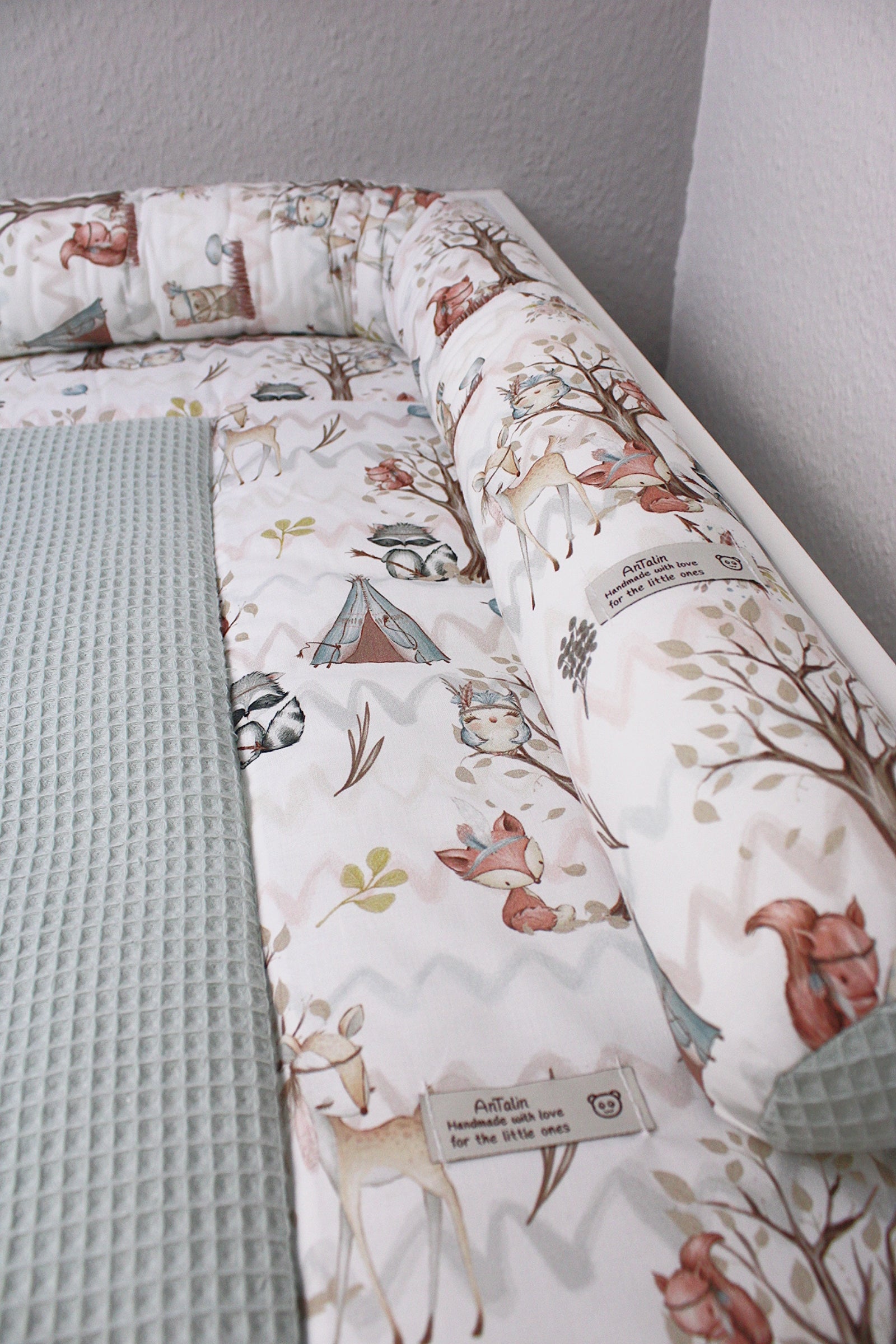 Wickeltischumrandung mit Waldtieren von AnTalin, weiche Stoffumrandung mit Waldtiermotiven für Baby-Wickelbereich