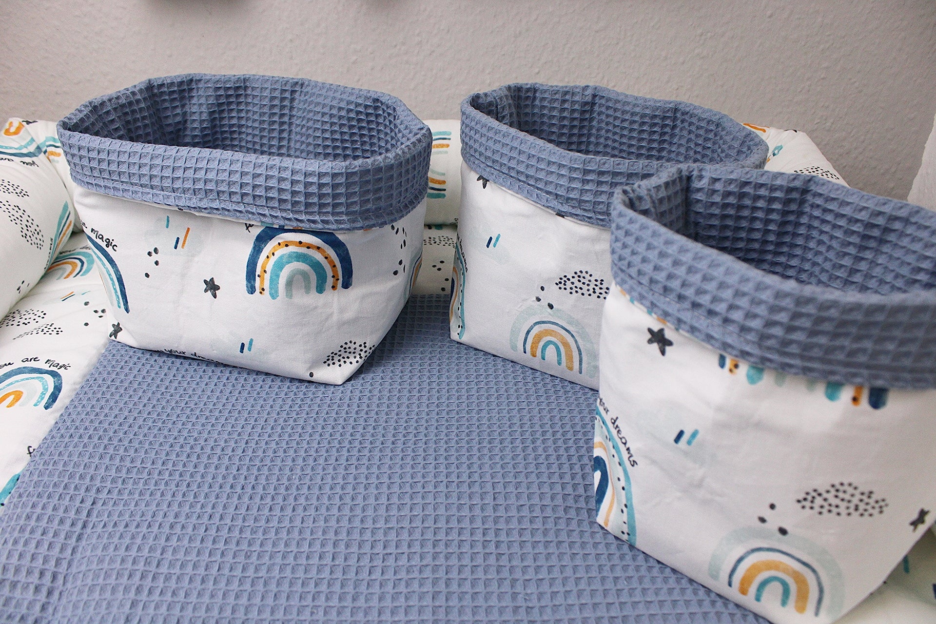 Blaues Regenbogen-Utensilo von AnTalin, aus Stoff mit bunten Regenbogenmustern, ideal für Küchen- oder Bastelutensilien.