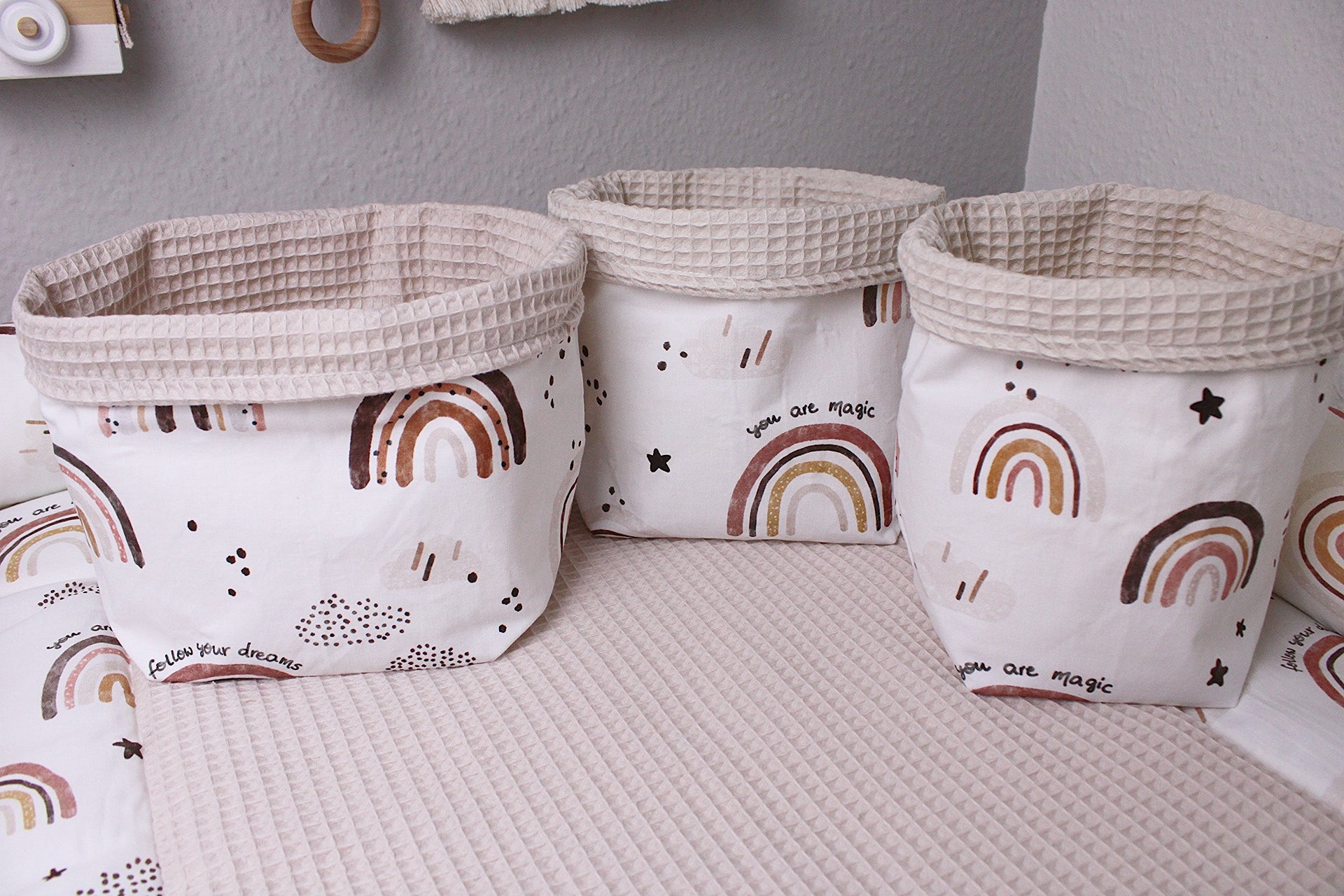 Braunes Regenbogen-Utensilo von AnTalin mit bunten Fächern für Küchenutensilien, aus Holz gefertigt.