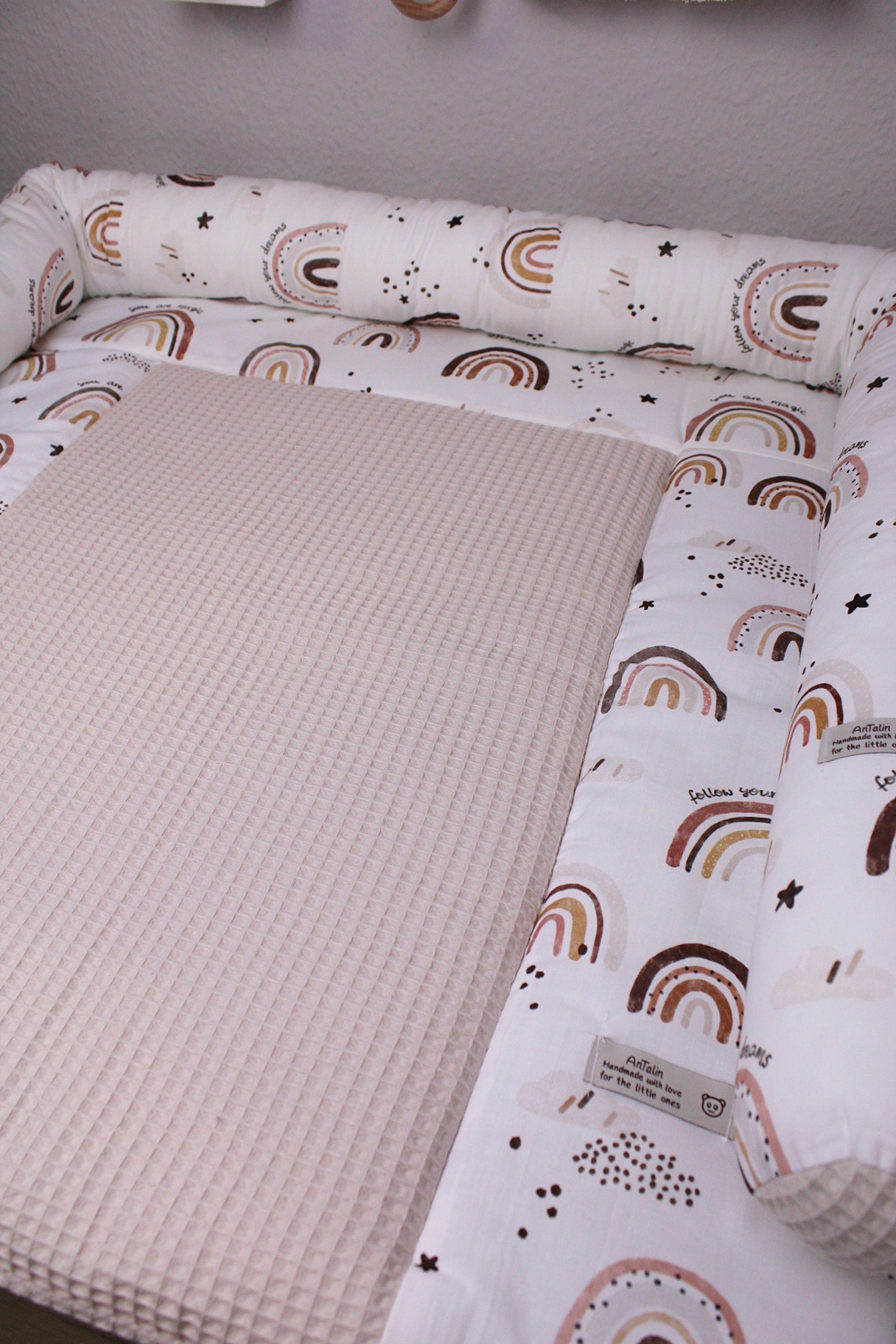 Wickelauflage mit Regenbogenmuster in Braun, AnTalin, weiche und bequeme Wickelunterlage für Babys