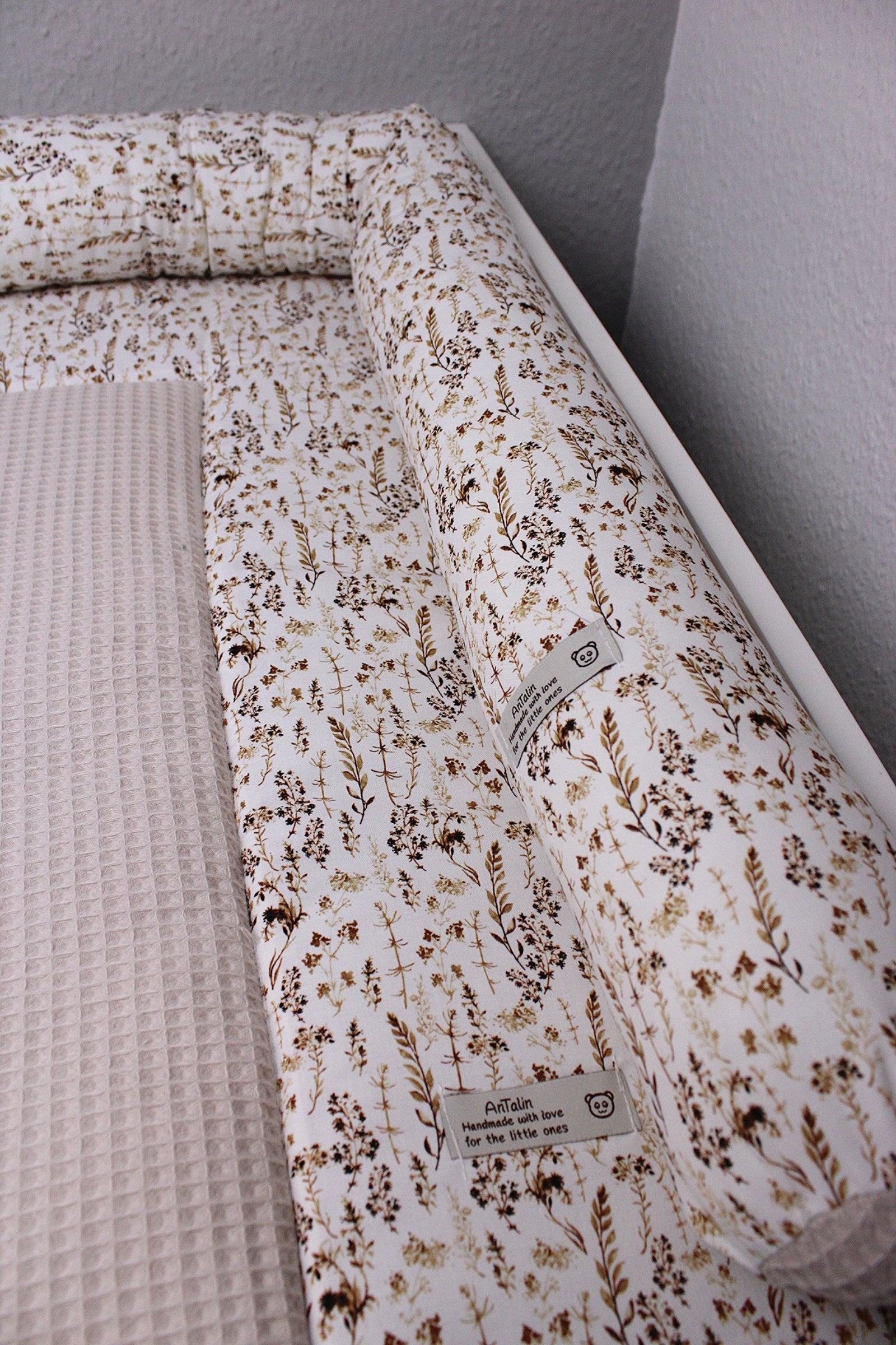 Wickelauflage mit Gräsermuster von AnTalin, weiche Oberfläche und stilvolles Design für Babywickelstationen