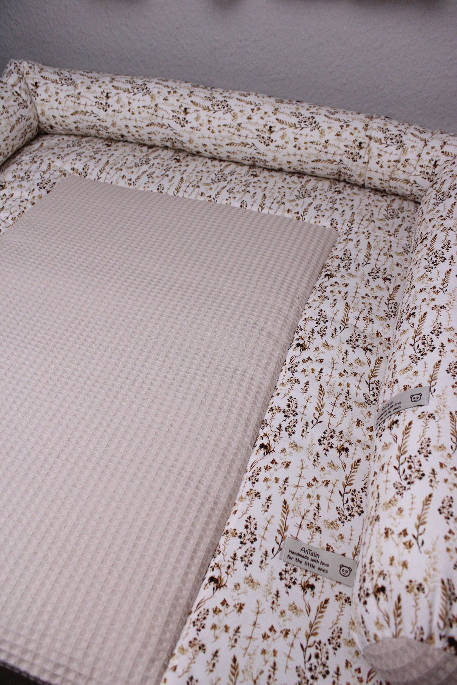 Wickeltischumrandung mit Gräsermuster von AnTalin, weiche Polsterung für sicheren Wickelbereich, naturfarbenes Design